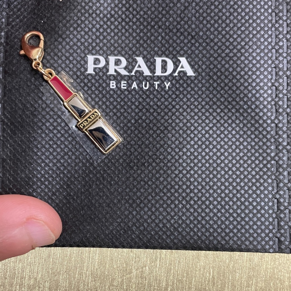 Prada - Picture 3 of 4